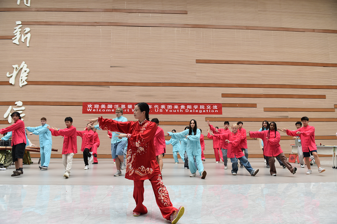 体育学院熊珊珊老师为中外同学们教授健身气功——五禽戏.png